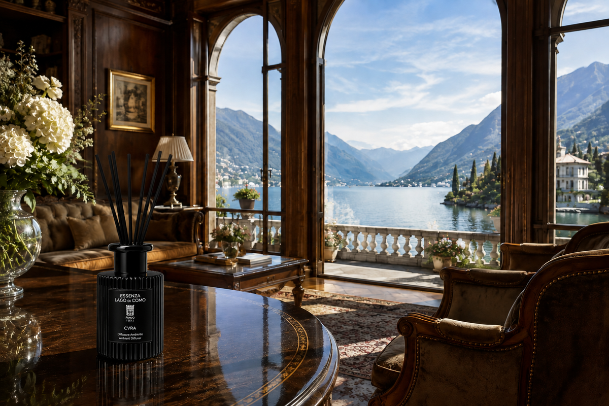 Diffusore Essenza Lago di Como in una villa elegante con legno scuro
