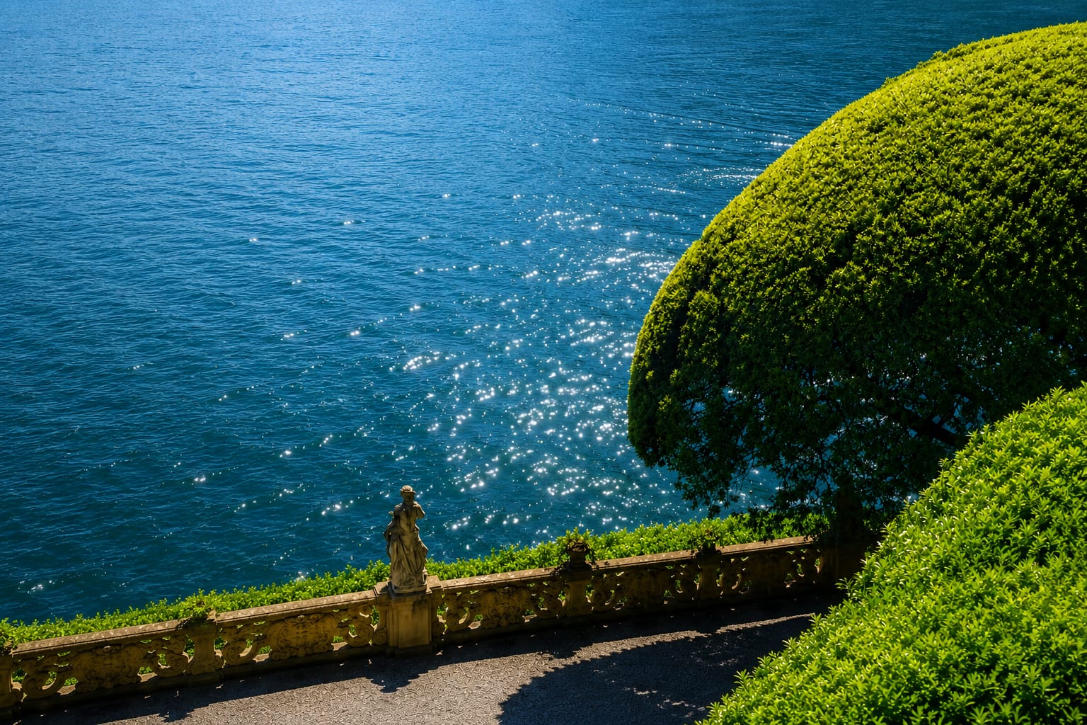 LA CALMA CHE TI ARRIVA DAL LAGO / LA FILOSOFIA DI ESSENZA LAGO DI COMO