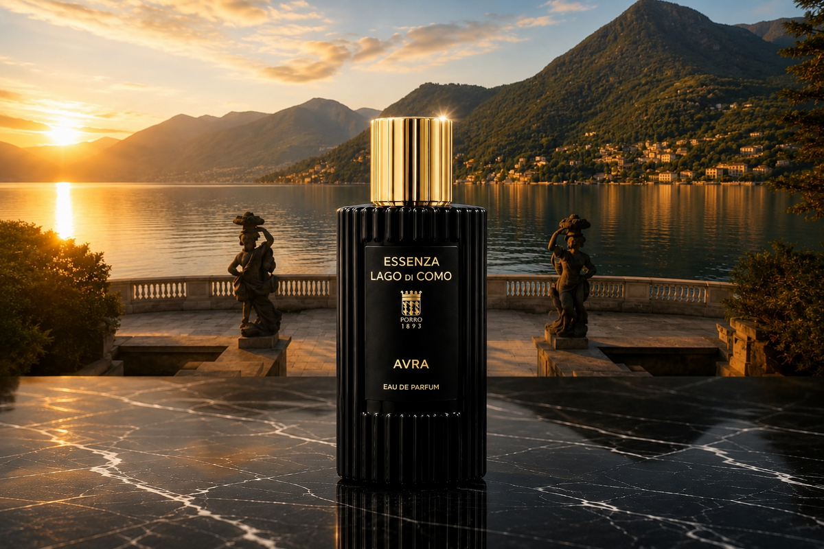 Profumo artistico AVRA Essenza Lago di Como davanti al panorama elegante del lago